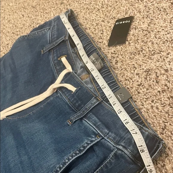 Torrid Women's Weekend Wide Leg Super Soft Mid-Rise Jeans - Picture 4 of 7